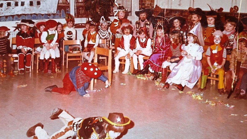 Fasching und Verkleiden war für die Kinder vor rund 45 Jahren genauso ein Highlight wie heute, und auch diese Feste wurden gefeiert. Die Kinder auf dem Foto dürften heute zwischen 50 und 53 Jahren sein.