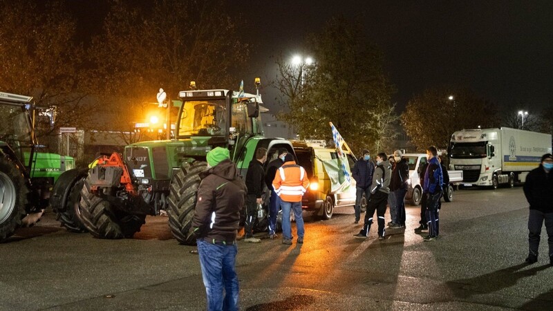 Etwa 300 Landwirte haben in der Nacht auf Montag vor dem Aldi-Zentrallager in Regenstauf demonstriert.