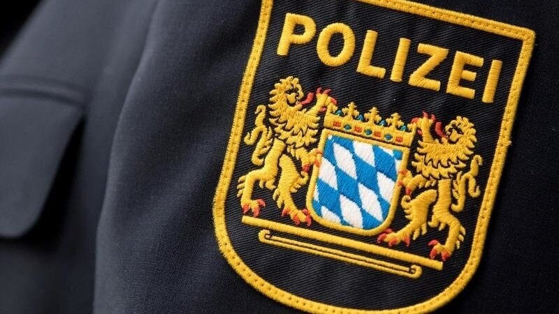 Das Wappern der bayerischen Polizei auf einer Uniform. Foto: Sven Hoppe/Archivbild