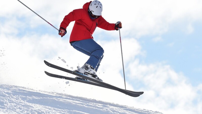 Spaß im Schnee: Skifahrer dürfen aber nicht vergessen, dass in manchen Gebieten Lawinengefahr herrschen kann. (Symbolbild)