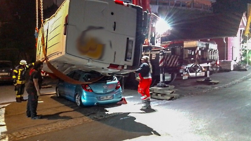 Ein Transporter stürzte am Freitagabend in Bernried eine Böschung hinunter.