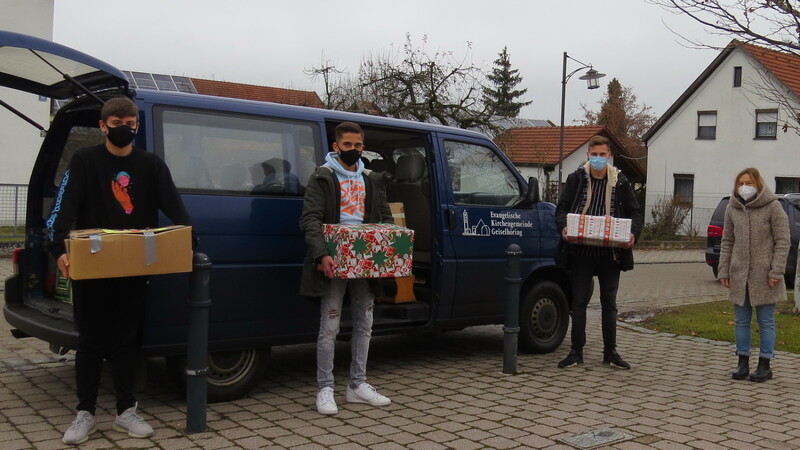 Schüler der Schule Geiselhöring helfen Lehrerin Sonja Fritsch beim Transport der Päckchen zur Kreuzkirche.