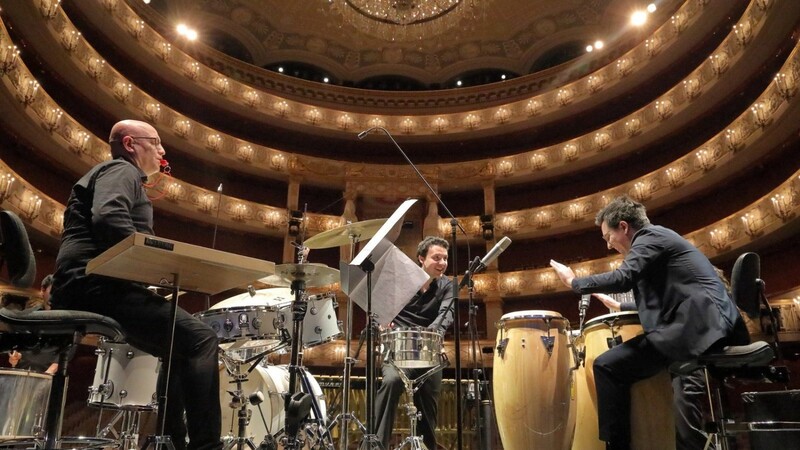 OPERercussion, die Schlagzeuger des Bayerischen Staatsorchesters, vor dem leeren Zuschauerraum des Nationaltheaters.