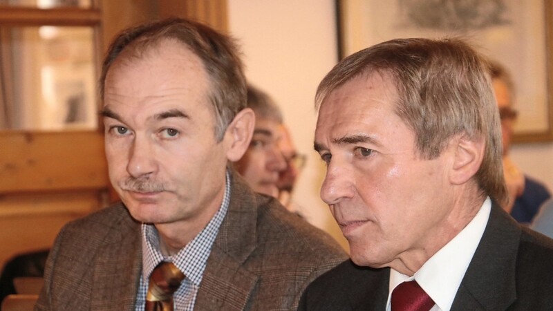 Georg Senft (r.) und Karl Irrgang bei der Verabschiedung Senfts in den Ruhestand am 12. Dezember.