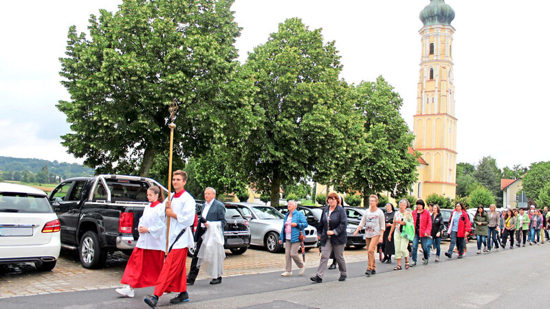 Bild 0168: Eine ansehnliche Pilgergruppe machte sich von der Pfarrkirche Westen auf den Weg.
