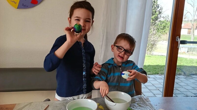 Ostern kann kommen: Nach der Video-Anleitung von einer pädagogischen Kraft färben die Kindergartenkinder zu Hause Eier mit Seidenpapier.