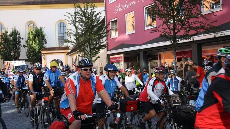 Die Radfahrer beim gemeinsamen Aufwärmen auf dem Viechtacher Stadtplatz. Anschließend machten sie sich in einer langen Kolonne auf zum nächsten Ziel nach Vilshofen. Winkend und mit "Schee wars"-Rufen verabschiedeten sie sich von den Zuschauern am Straßenrand.