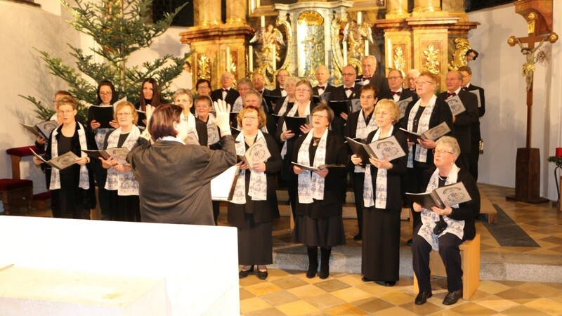Das Weihnachtskonzert des Liederkranzes sorgte für begeisterte Zuhörer in der vollbesetzten Pfarrkirche.