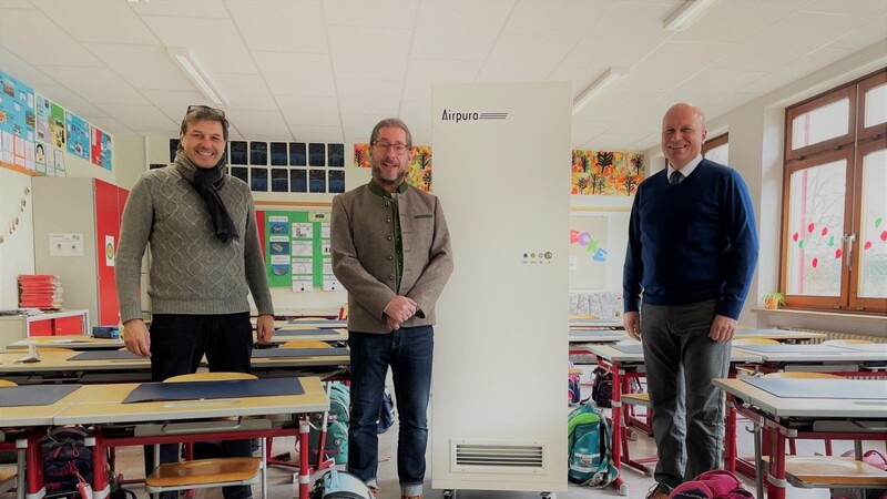 Bürgermeister Christian Kiendl, Rektor Markus Winkler und Konrektor Josef Hoffmann (von rechts) freuen sich über den ersten Filter im Klassenzimmer der 4b in der Placidus-Heinrich-Grundschule.