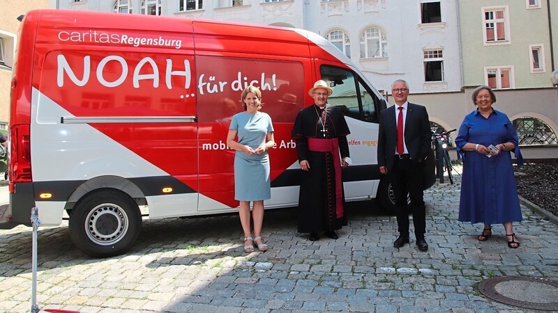 Astrid Freudenstein, Bischof Vorderholzer, Michael Weißmann, und Johanna Rumschöttel (Vorstandvorsitzende der Stiftung Obdachlosenhilfe Bayern vor dem Noah-Mobil.