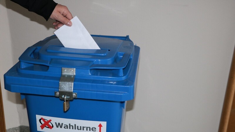 Ein immer selteneres Bild: Viele Menschen werfen ihren Stimmzettel nicht mehr im Wahllokal in die Urne, sondern stimmen per Briefwahl ab.