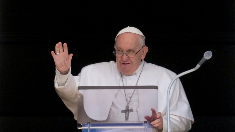 Papst Franziskus erteilt seinen Segen.