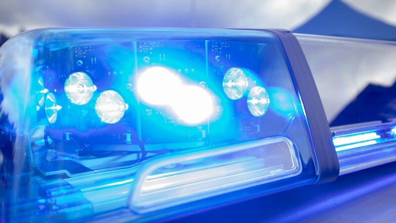 Blaulicht auf dem Dach eines Polizeifahrzeugs. (Symbolbild)