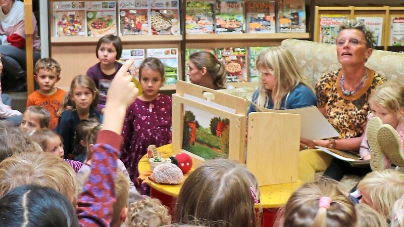 Heidi Schötz las den Kindern vor.  Fotos: Ernst