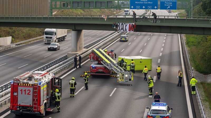Aktivisten nehmen an einer Banneraktion an einer Brücke über der Autobahn A96 bei Germering teil. Auf dem Banner steht "Block IAA". Die Autobahn wurde Richtung München gesperrt. Polizei und Feuerwehr sicherten die betreffende Stelle. (Archivbild)
