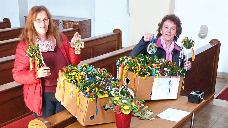 Maria Amberger und Hildegard Schroll (von links) haben bereits viele Palmbüscherl in die Hunderdorfer Pfarrkirche gebracht, der Erlös aus dem Verkauf kommt dem Projekt Omnibus zugute.