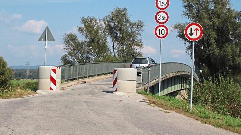 Über die Regenbrücke in Untertraubenbach dürfen derzeit nur noch Fahrzeuge, die nicht schwerer als 3,5 Tonnen sind.