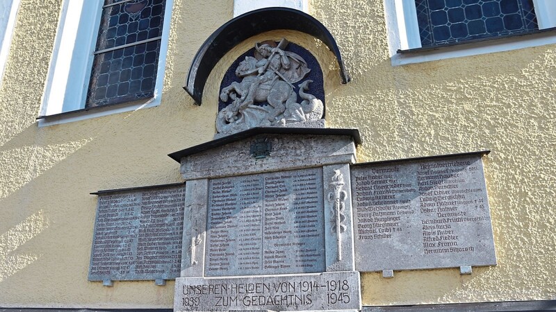 In die Nordfassade der Pfarrkirche "Heilig Kreuz" ist das Kriegerdenkmal in Großgundertshausen zum Gedächtnis an die Gefallenen und Vermissten der beiden Weltkriege eingelassen und weist damit eine Besonderheit auf.