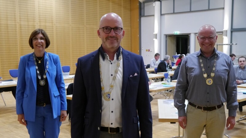 Keine Veränderungen im Ergoldinger Bürgermeister-Amt: Bürgermeister Andreas Strauß (Mitte) und seine Stellvertreter Bernhard Pritscher (rechts) und Annette Kiermaier stehen für eine weitere Amtsperiode an der Spitze des Marktes.