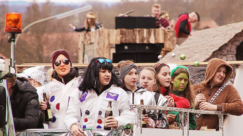 Die Mitglieder der KLJB Wiesent hatten sich als Außerirdische verkleidet. Im Hintergrund ist das Gefährt der SpVgg Hofdorf zu sehen.