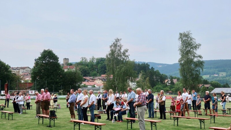 Coronagerechte Sitzordnung für die Gottesdienstbesucher auf dem Sportplatz vor der Kulisse des Burgdorfes. Auch Bürgermeister Herbert Preuß und die Gemeinderäte (vorne Mitte) nahmen daran teil.