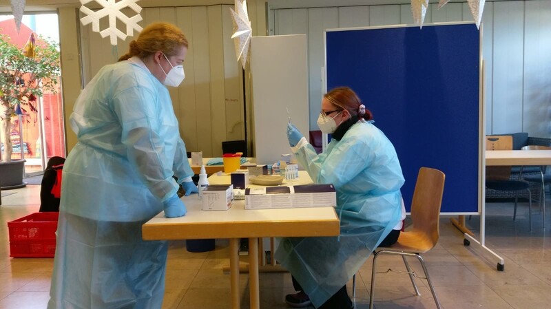 Das Moosburger BRK-Bereitschaftsmitglied Katja Reichstein (r.) richtet im Freisinger Impfzentrum den Impfstoff her, links die Ärztliche Leiterin des Impfzentrums, Dr. Birgit Wahl.