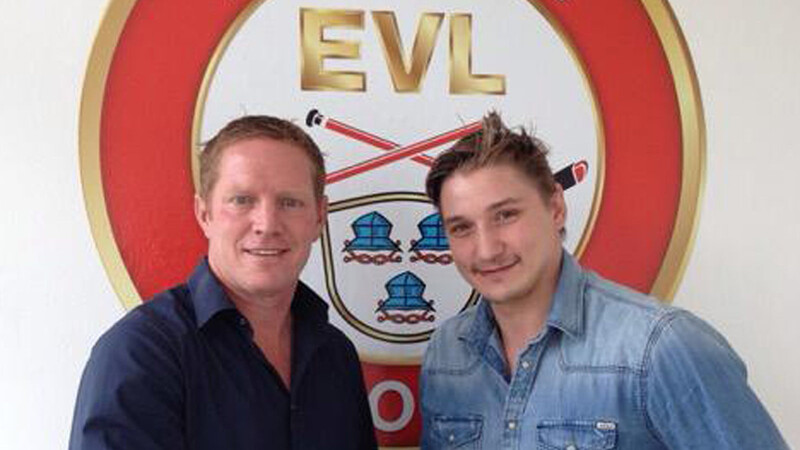 Geschäftsführer Christian Donbeck und Neuzugang Max Hofbauer. (Foto: EVL Landshut Eishockey)