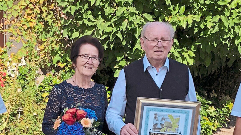 Jubilar Josef Senftl, mit Ehefrau Annemarie, erhielt zum Geburtstag eine Urkunde für seine jahrzehntelange Treue zur KSK.