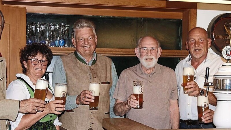 Eine zünftige Bierprobe bei der Schlossbrauerei Au konnte für das 45. Volksfest in Rudelzhausen stattfinden. Die Protagonisten waren sich einig, dass das Bier hervorragend schmeckt.