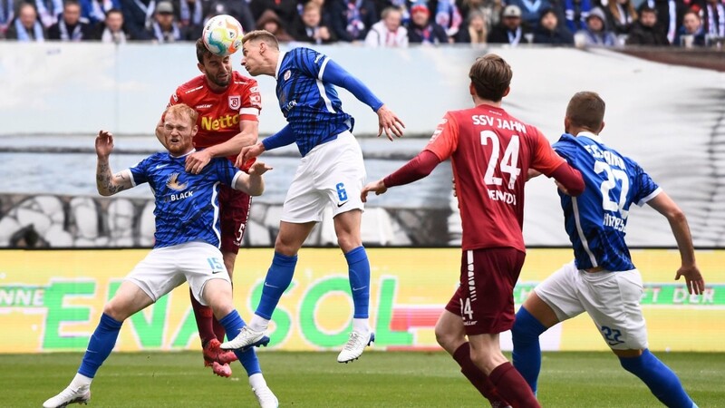 Kapitän Benedikt Gimber und der SSV Jahn unterlagen am Samstag dem FC Hansa Rostock.