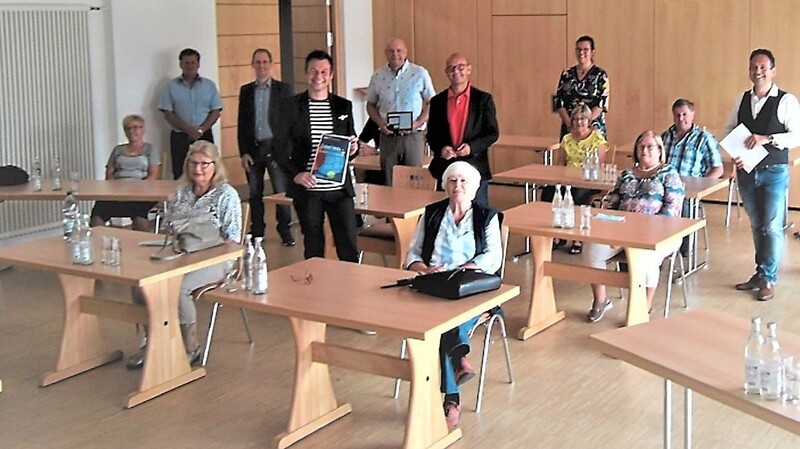 Die Gäste von der Vhs, dem Landratsamt und der Gemeinde verstreut unter den Kursteilnehmern bei der Auftaktveranstaltung zum Pilotprojekt im Mehrzweckraum in Kirchroth.