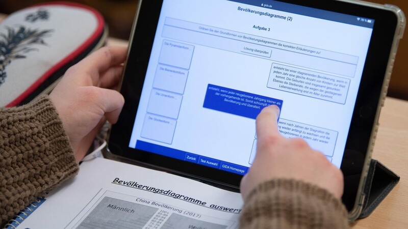 Die Staatsregierung habe den Ausbau des schnellen Internets an den Schulen monatelang blockiert, kritisiert die SPD.