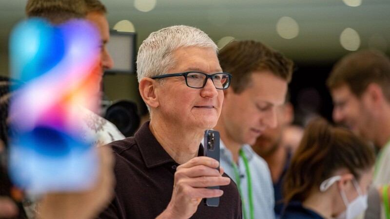 Apple-Chef Tim Cook mit einem neuen iPhone 14 auf der Neuheitenveranstaltung im September 2022.