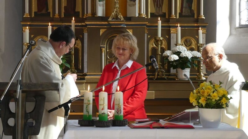 Erna Baumgartner bei der Gratulation durch Pfarrer Pater John und Diakon Martin Peintinger.