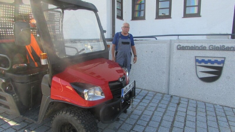 Karl-Heinz Dobmeier mit seinem Service-Fahrzeug, mit dem er sich künftig um die Ruhebänke und deren Umfeld kümmern wird.