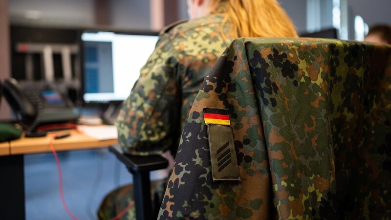 Eine Soldatin beim Einsatz in einem Gesundheitsamt: Die Bundeswehr kann aufgrund des geltenden Katastrophenfalls zur Unterstützung angefordert werden, ebenso Personal von anderen Behörden.