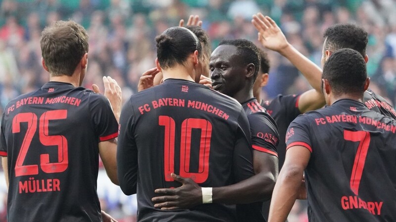 Die Spieler des FC Bayern freuen sich mit Leroy Sané über dessen Treffer zum zwischenzeitlichen 2:0 gegen Werder Bremen. Am Ende siegten die Münchner mit 2:1.