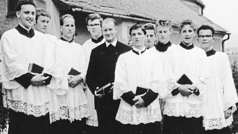 Gemeinsam mit Schulfreunden gründete Günter Zimmermann (in der hinteren Reihe ganz rechts) den Augustinuskreis. Der damalige Kooperator Walter Siegert (Mitte) unterstützte die jungen Männer.