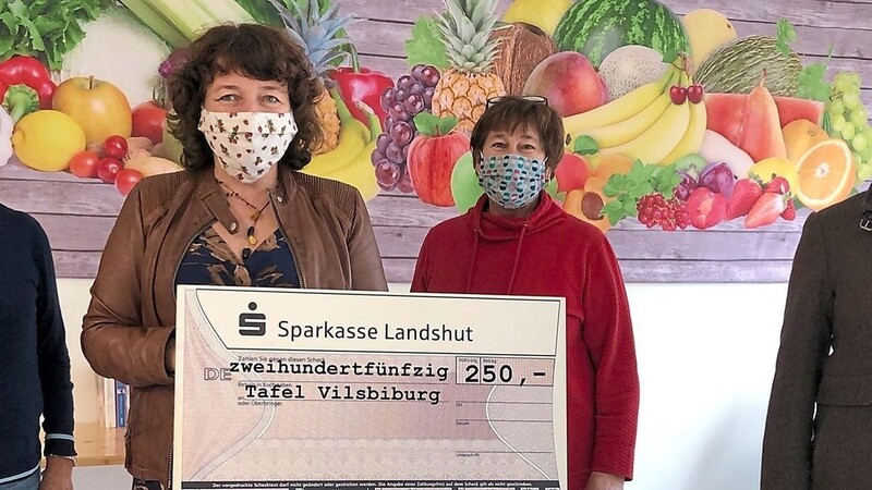 Landtagsabgeordnete Ruth Müller (2. von links) und Bürgermeisterin Sibylle Entwistle (rechts) mit Verteterinnen der Vilsbiburger Tafel.