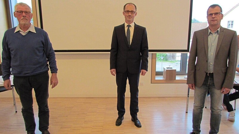 Bürgermeister Edi Hochmuth mit drittem Bürgermeister Helmut Deinhart (links) und Vizebürgermeister Christian Freisinger.