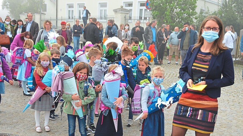 Am Kirchplatz in Altheim nahmen die Klassenlehrerinnen die Kinder in Empfang - coronakonform tragen die Erstklässler Masken.