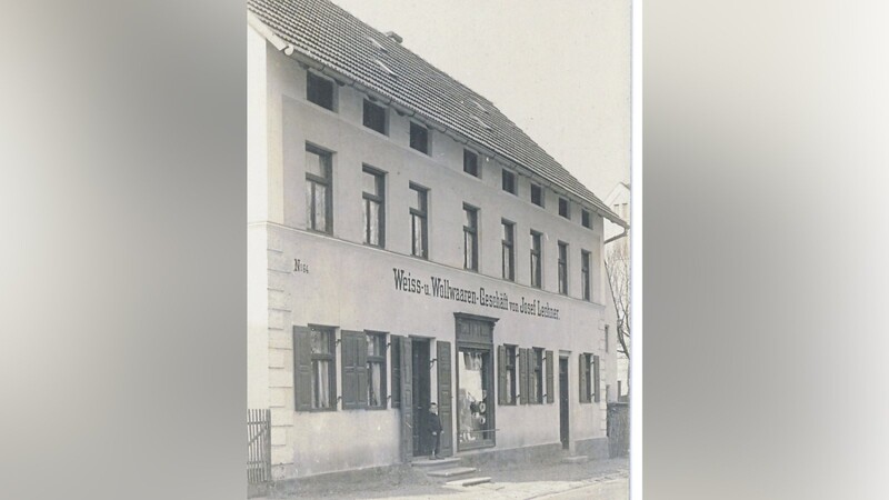 Geschäftshaus Lechner mit "Weiss- und Wollwaren" auf einer Aufnahme aus dem Jahr 1904 - links die Hausnummer 64.