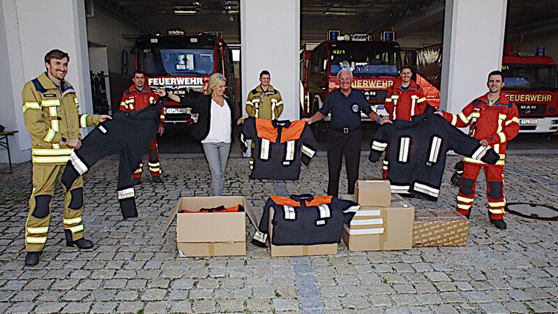 Langenbachs Feuerwehrkommandant Thomas Schmidt (1. Reihe v. l.), Bürgermeisterin Susanne Hoyer, Navis-Vorsitzender Wolfgang Wagner und Josef Kratzer (Kommandant der FFW Hummel) freuen sich über die gespendeten Einsatzanzüge.