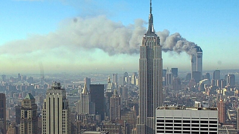 Rauchschwaden ziehen über die Skyline von New York City, nachdem zwei entführte Flugzeuge in die Zwillingstürme des World Trade Centers geflogen waren.