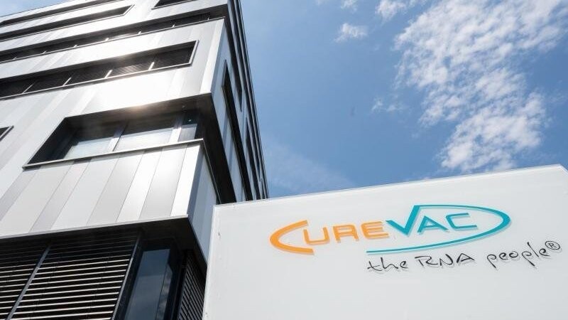 Ein Schild mit dem Logo des biopharmazeutischen Unternehmens Curevac steht vor der Zentrale.