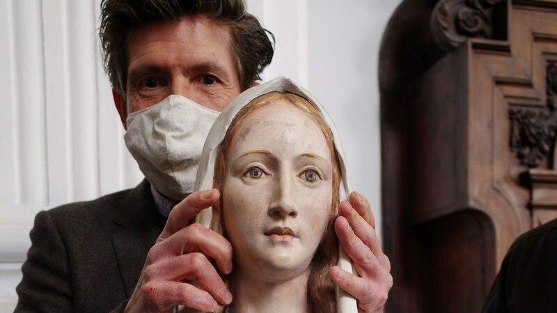 Marcel Offermann, der Puppendoktor aus Neuss, mit dem abgetrennten Kopf der Madonna.