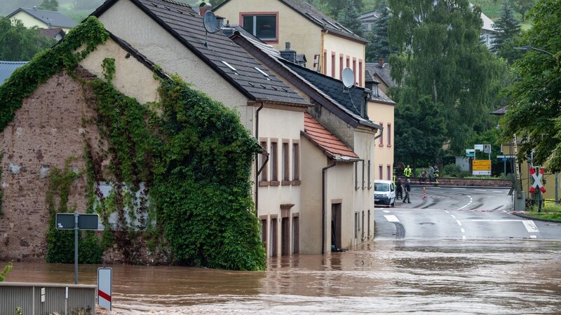 Besonders im Westen von Deutschland sorgen starke Regenfälle für Chaos.