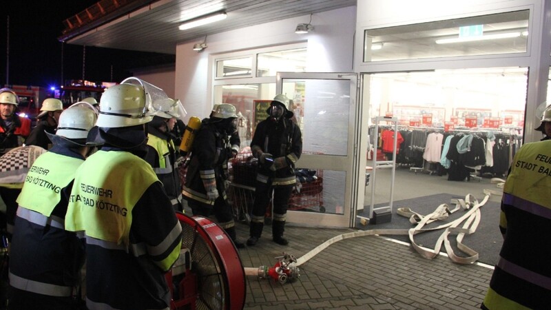 In der KIK-Filiale in Bad Kötzting hat am Freitagabend ein Unbekannter Feuer gelegt.