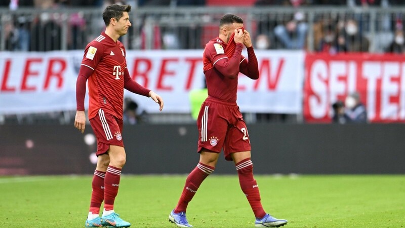 Corentin Tolisso (r.) vom FC Bayern München verlässt verletzt den Platz. Robert Lewandowski fühlt mit dem 27-Jährigen.