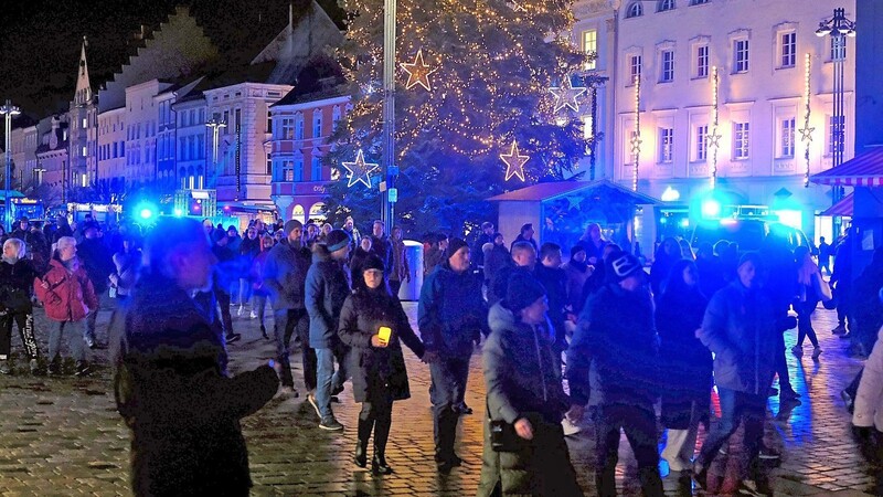 Am Ludwigsplatz hielt die Polizei per Absperrung die Versammlung "ortsfest". So sah es die Allgemeinverfügung der Stadt vor.